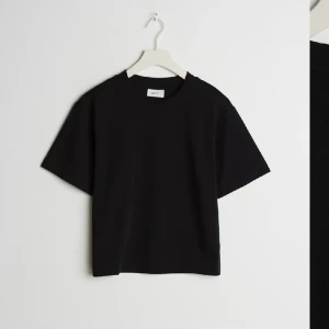 Svart t-shirt - Säljer denna skitsnygga basic svarta t-shirten från gina💗