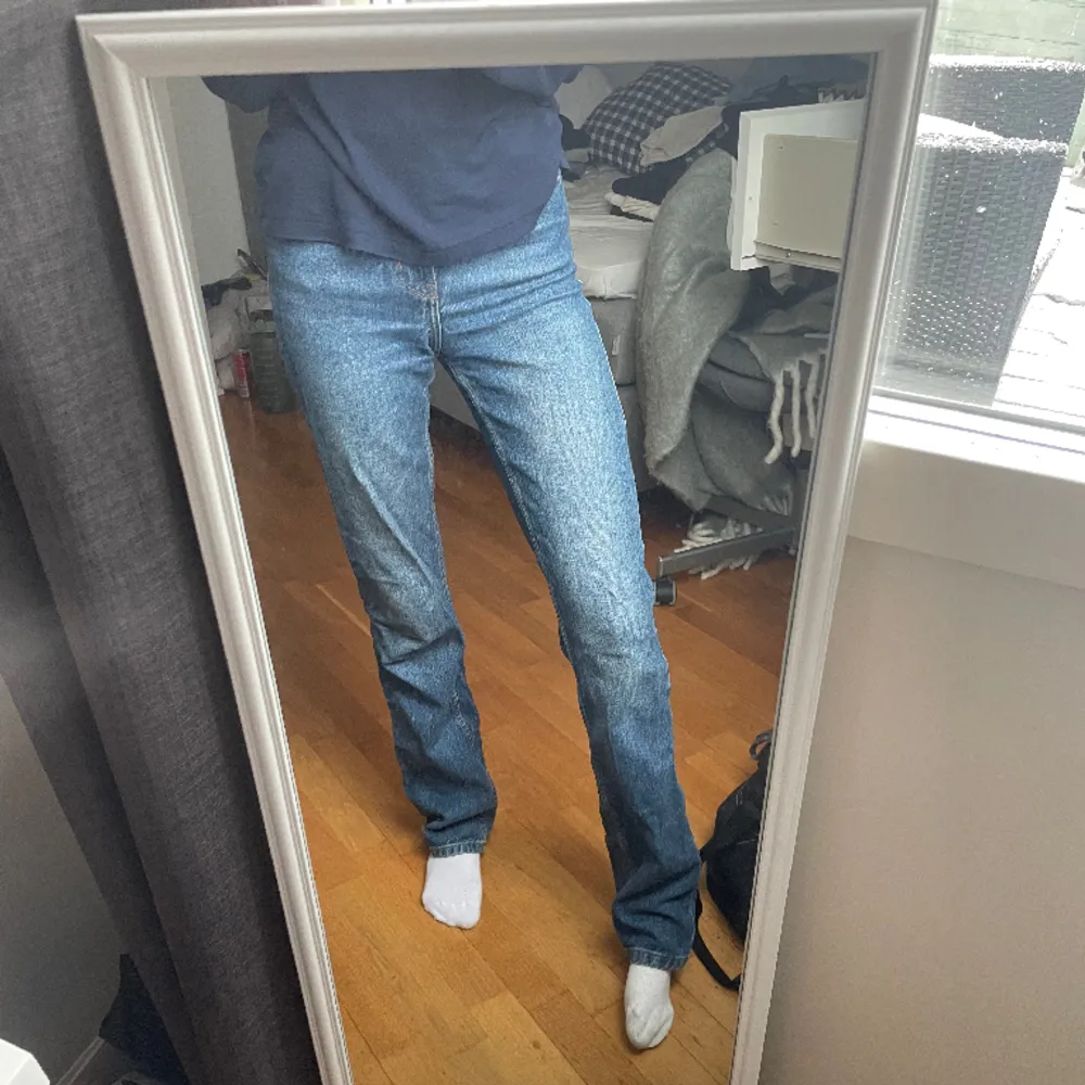 Snygga straight jeans från bikbok. Sitter superbra på. Storlek 24/XS.. Jeans & Byxor.