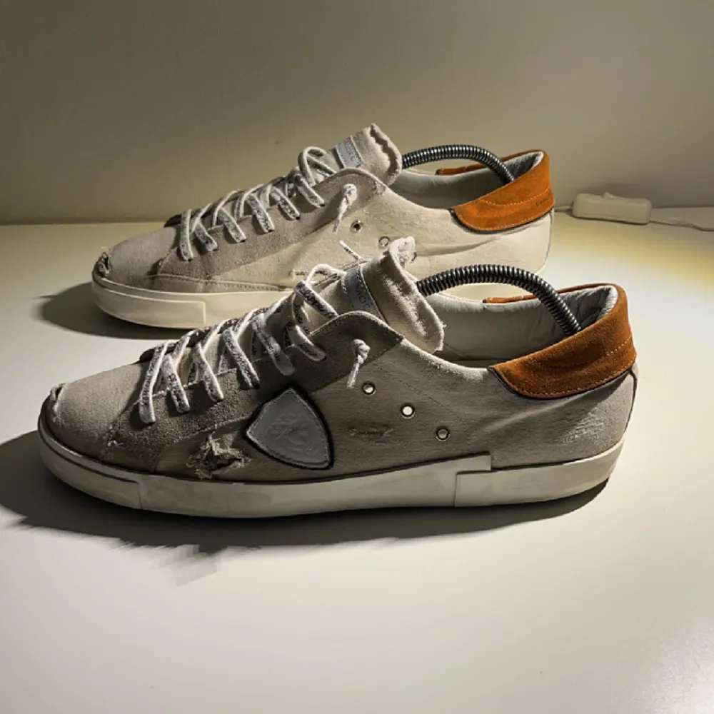 Ett par Philippe Model i stl. 45. Skorna är i använt skick.  Hör av er för fler bilder eller förslag på pris.. Skor.