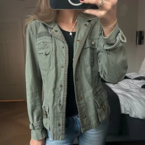 Militär jacka  - Säljer denna militärjacka i väldigt bra skick🫶🏻🫶🏻