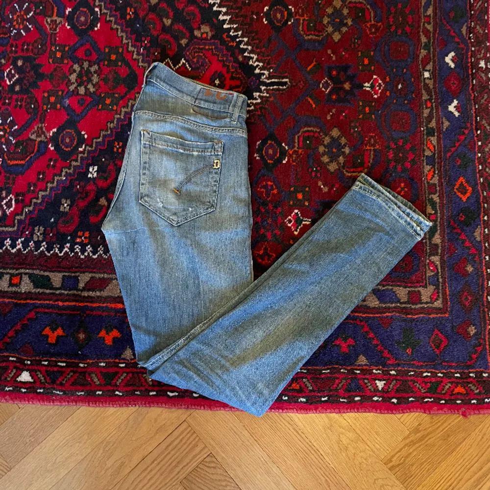 Säljer ett par unika dondup jeans med ett hål vid ena knät. . Jeans & Byxor.
