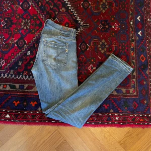 Dondup jeans - Säljer ett par unika dondup jeans med ett hål vid ena knät. 