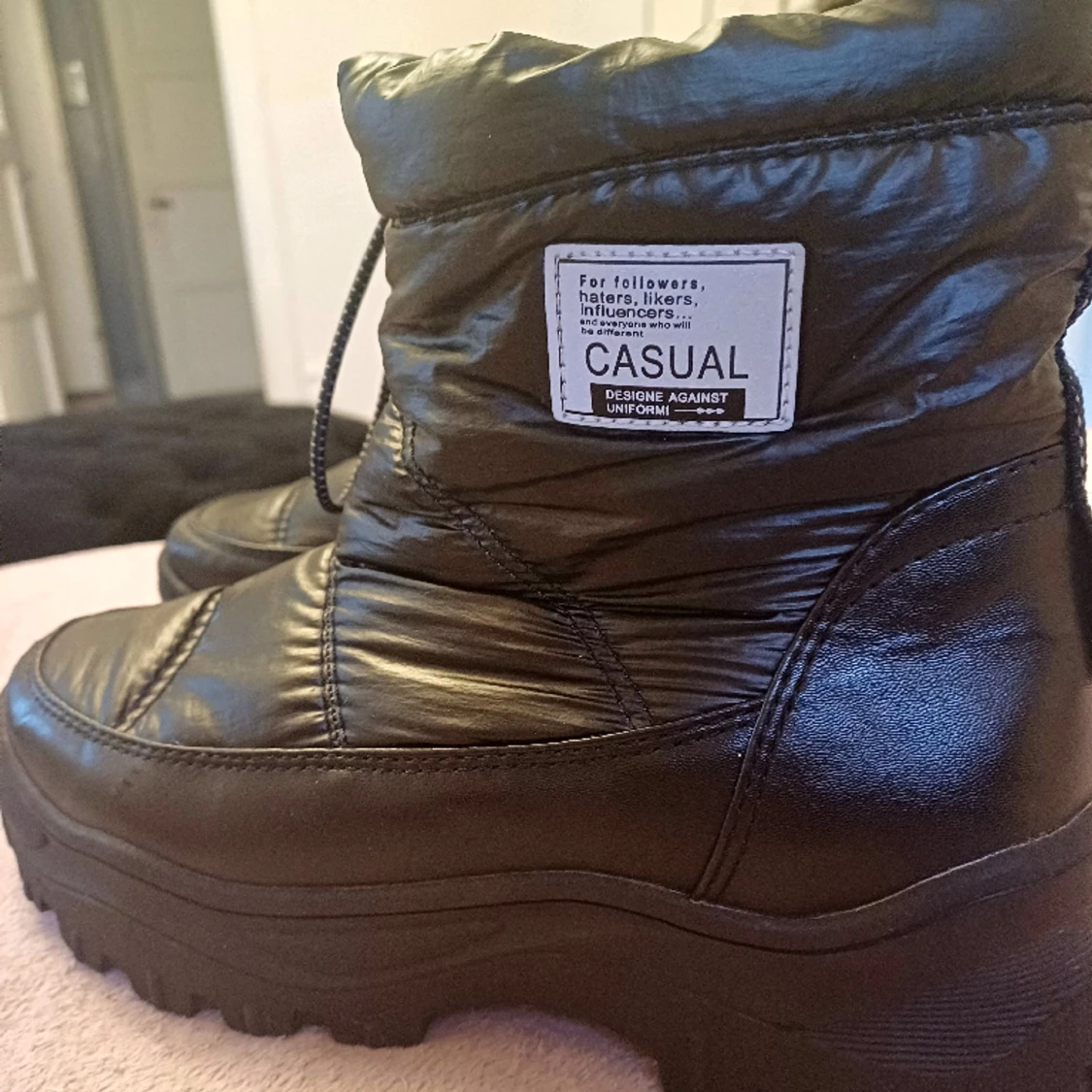 Nästintill nya justerbara svarta fodrade vinter dam skor. - 91