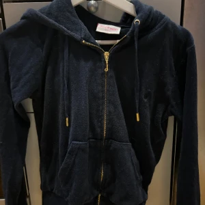 Juicy Couture hoodie - Frotté material, säljer även byxorna till kan köpas som sett direkt 