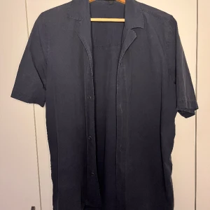 Kortärmad skjorta från COS - Sommrig kortärmad skjorta från COS i tunt bomull. Mörk Blå färg, storlek S