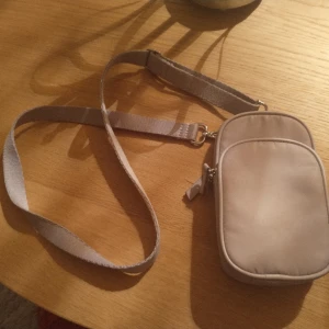 Jätte fin mobil väska lila - Jätte fint skick. 17x9 cm