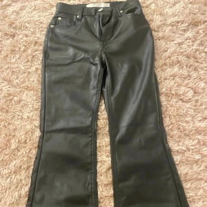 Utsvängda läderbyxor - Jätte fina läderbyxor. Passar perfekt om man är lite kortare då byxorna är lite kortare i modellen. Säljer då dom inte passar mig längre🩷