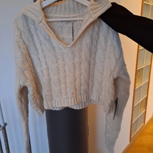 Stickad tröja - Oanvänd stickad tröja från nakd, prislappen kvar, stl xs Kroppad i modellen  Frakt tillkommer
