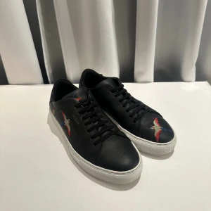 Axel Arigato Clean 90 Bird - Fräscha vår sneakers från Axel Arigato i färgen svart. Fina och välbevarade! I storleken 40 dam. Nypris ca 2500kr och mitt pris 1000kr.  Meddela mig vid intresse!😍