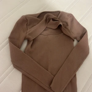 Top - Fin topp med rosett på brösten