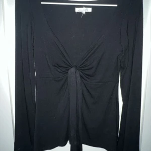 Svart blus - Fin blus från design by si🖤🖤 Knappt använd så den är i väldigt fint skick💗