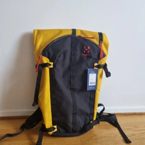 Haglöfs väska  - En helt ny haglöfs väska ic3 roc 30. Jag säljer den för att jag inte behöver den. Men den kostar igenligen 2500 kr men jag säljer den för 2000