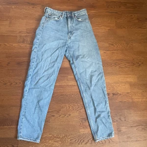 Blå weekday jeans  - Blå weekday jeans i storlek L30 och W29(ish). 