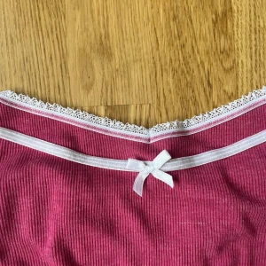 Tubtopp - Skitsöt mörkrosa tuptopp,  Ribbat o stretchigt material💞 Köpte den här på Plick och den har tyvärr inte kommit mycket till användning då den inte är min stil längre! Skriv för mer info💖