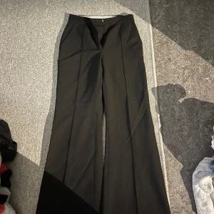 Kostymbyxor - Super snygga kostymbyxor från HM, i st 34! Aldrig använda!!