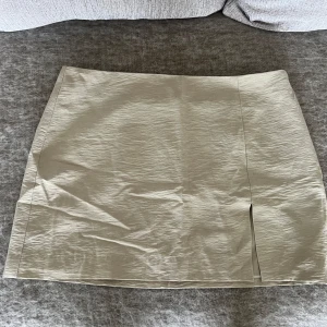 Linne kjol - Linnekjol från h&m i storlek 44. Skulle säga att den är liten i storleken. Orginalpris 199 kr. Säljer för 70 kr 🩵