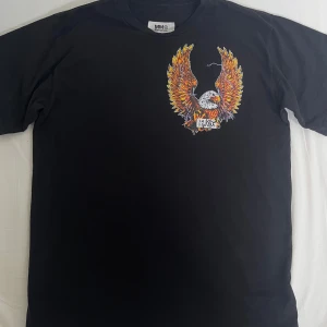 MM6 eagle t shirt. - Nästan aldrig använd då den ej passade mig, är från margielas sub-linje mm6 och har inte skavanker överhuvudtaget, har emot byten och bud!  boxy fit