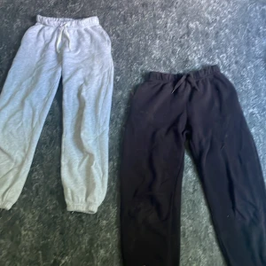 Mjukisbyxor - 2 st svarta och gråa mjukisbyxor från hm, jag tvättar kläderna innan jag skickar varonrna (dom gråa är lite slitna vid banden vid midjan)