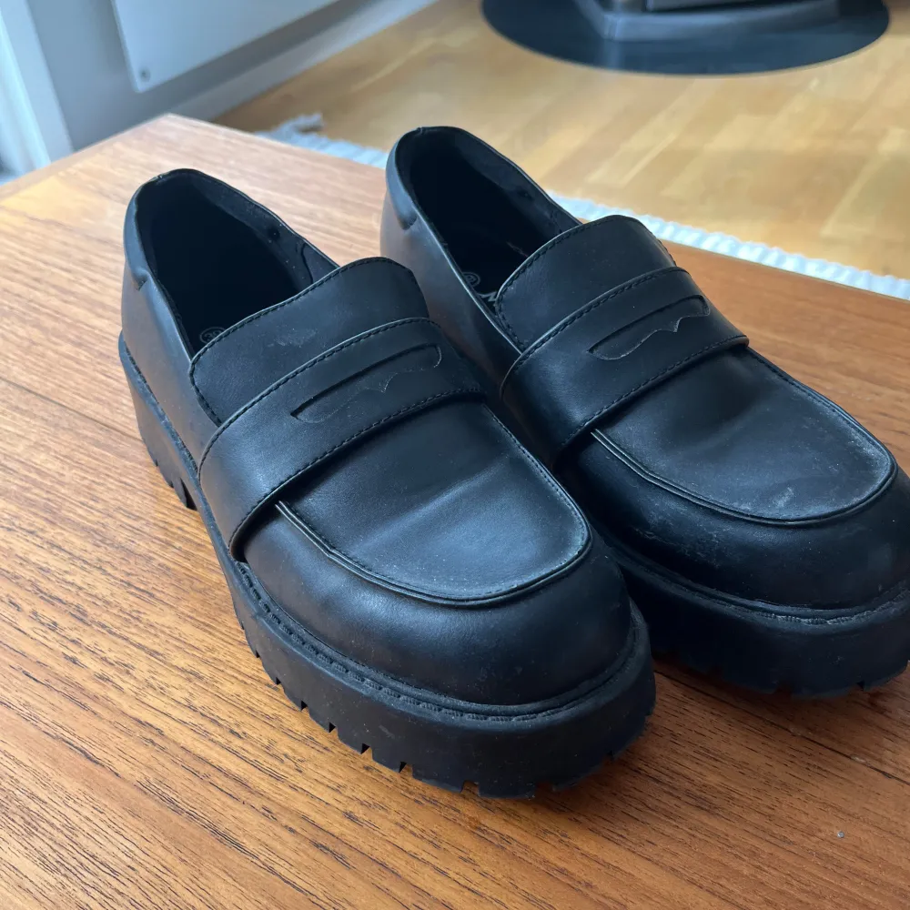 Svarta loafers köpta från monki med hög sula, använd några gånger. . Skor.