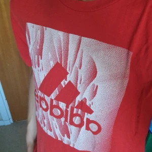 Röd Adidas T-shirt - En röd Adidas T-shirt