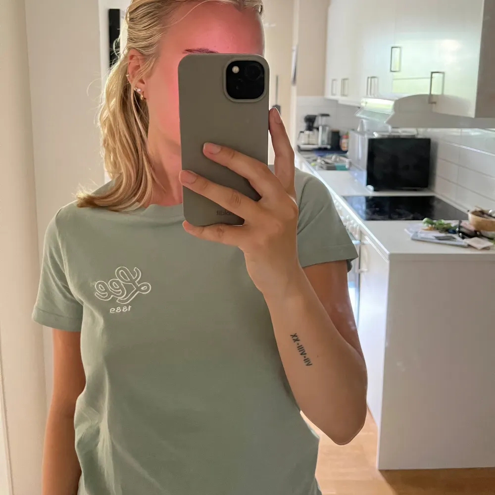 Säljer denna fina tishan från Lee. Aldrig använd. Nypris 349. Den är XS, men skulle säga att den även passar en S.. T-shirts.