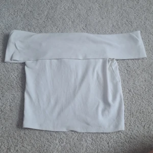 Off shoulders top - Intressekoll på min off shoulders top, inte använd så mycket och ings defekter.