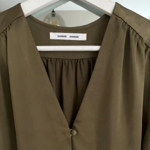 Mörk grön satin blus - Superfin mörkgrön satin blus från Samsøe💗
