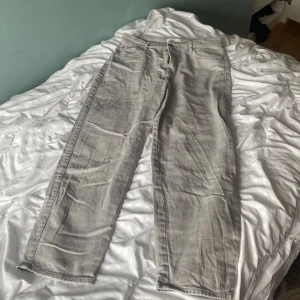 Baggy jeans  - Skicket är bra de finns inga hål. 