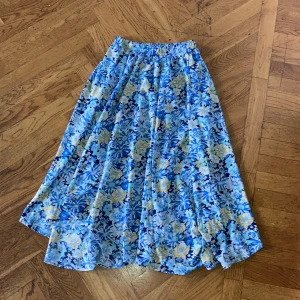 Blommig kjol - Den är i bra skickt , den är i använd en gång.