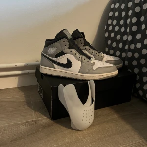 Jordan 1 mid smokey grey  - Storlek 43  Använda 3 gångar typ  Säljer eller byter köpta för 2799 Sicka ett dom inan köp!