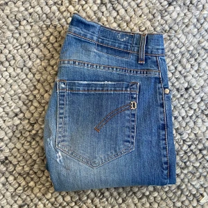 Dondup George jeans - Säljer dessa riktigt snygga dondup jeansen i storlek 30, bra skick förutom liten skavank på vänster sida (se bild)