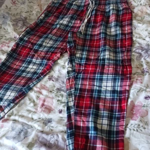 Pyjamasbyxor - Rutiga pyjamasbyxor. Bra skick.   Köparen står för frakt 💕