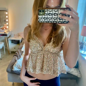 Sommartopp - Säljer denna söta sommartoppen då den inte kommer till användning hos mig💞