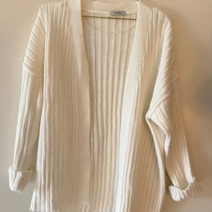 Vit stickad kofta - mysig vit kofta från Chiquelle, sticks ej
