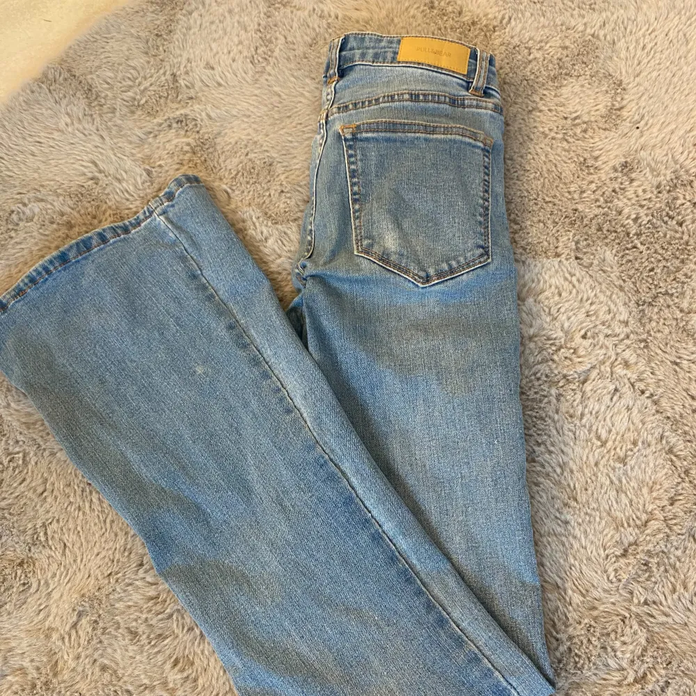 Sytt högmidjade jeans till lowwaist, säljer pga för små tyvärr💋 syns inte att de är sydda förutom biten mellan benen på bild tre, syns inte när de är på☺️💞(de är mycket lowwaist). Jeans & Byxor.