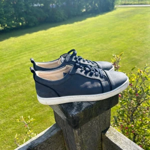 Christian Louboutin mörkblåa - Hej säljer nu mina loubs som ör i ganska bra skick 7/10, endast en defekt framme vid tårna på vänster skon, bild på 5e bilden. Äkta såklart. Köpta för 4000 mitt pris 2300, kan gå ner i pris vid snabb affär. Tveka inte att höra av er om funderingar 🥂