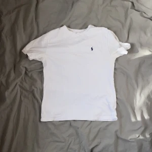 Ralph Lauren - En skit fet raffe tisha perfekt nu på sommaren storlek xs 164 skick 9/10 ny pris runt 700 mitt 200