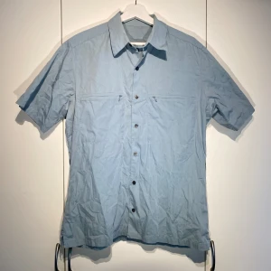 Kortärmad Ljusblå Skjorta  - Hej, säljer en kortärmad blå skjorta. Härlig passform, luftig och perfekt för sommaren. Välanvänd men i bra skick. Storlek L. Unbranded. Pris kan diskuteras. Hör av er! 