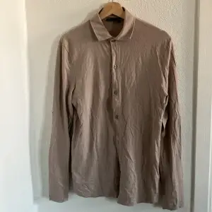 Beige stretchig skjorta från asosdesign. Väldigt skön i tyget. Lite längre än vanlig medium strl. Fint skick och inte mycket använd.   100% organisk bomull.