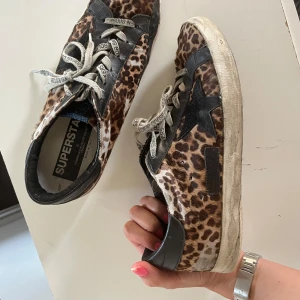 Golden goose leopard sneakers - Så snygga helt perfekta sneakers i storlek 40. Äkta och köpta för 6.500kr nypris. Intressekoll🧚🏼‍♀️🧚🏼‍♀️