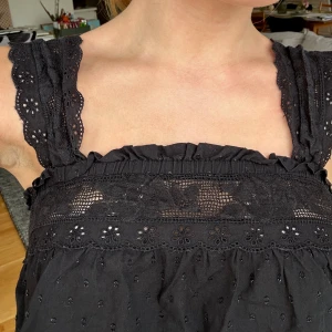 Broderat Linne & Other Stories🤍 - Jättesöt broderad topp från & Other Stories🤍 Säljs för att den inte används längre, kontakta mig för fler bilder, frågor och intresse!