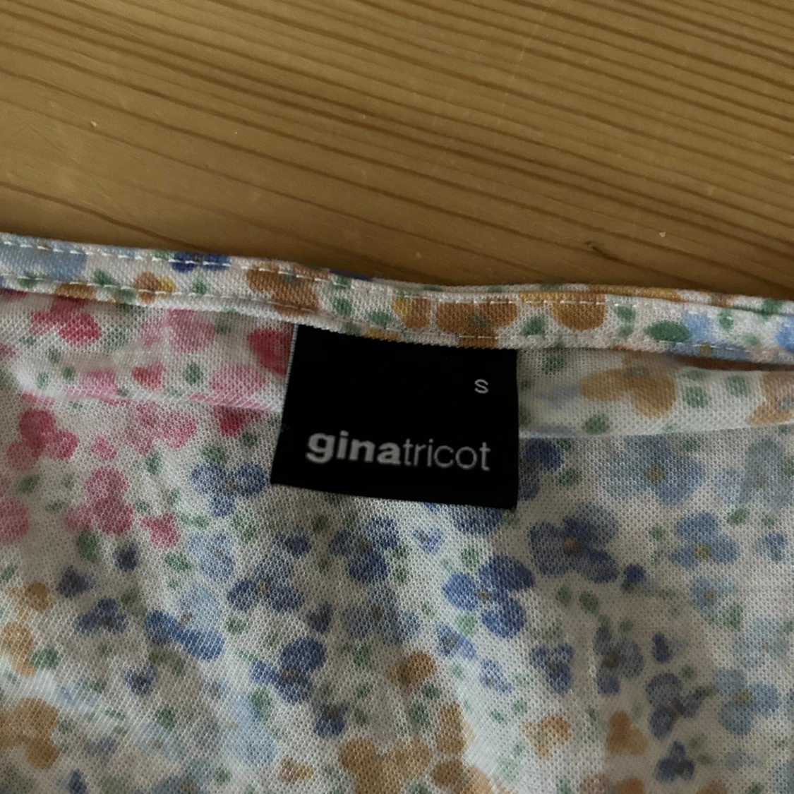 Blommig omlottklänning - 91