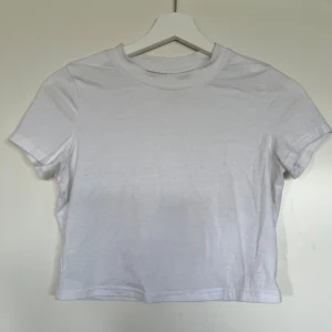 Croppad t-shirt - Jättesöt babytee perfekt bas-topp i sommar. ☀️