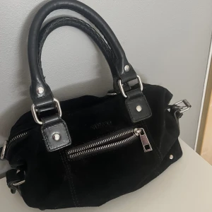 Väska nunoo bags - Superfin väska i svart mocca från nunoo, köpt för 1200kr💕