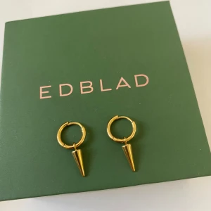 Edblad peak mini hoops - Fina örhängen. Nypris 349 kr.