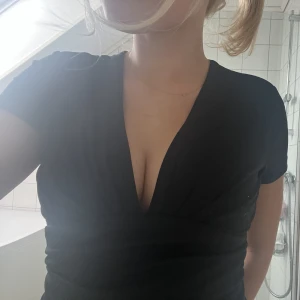 Svart topp - Jättefin svart topp från bikbok som tyvärr inte kommer till användning💕