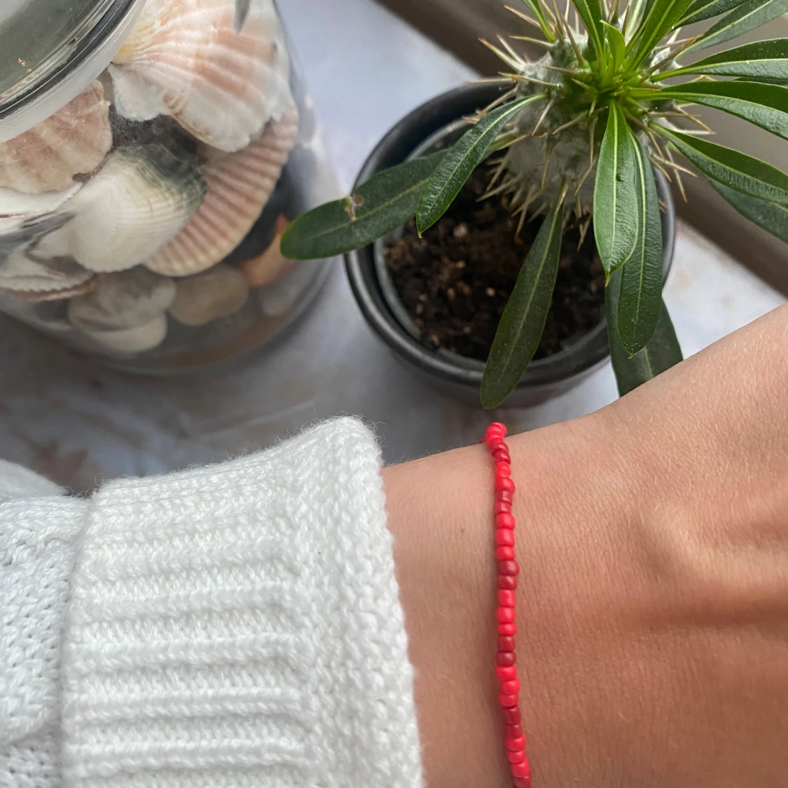 Rött pärlarmband 