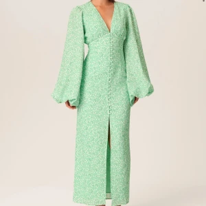 Adoore klänning  - Säljer denna supersöta klänningen från adoore, endast använd en gång 😍 nypris 1695kr 