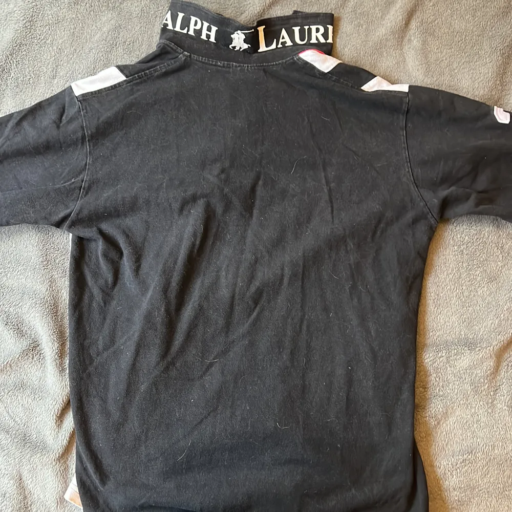 Cheif keef Polo Ralph Lauren. Storlek XL barn men passar S/M. Köpt i Stockholm. Helt äkta. Pris går att diskutera. Frågor år bara att skriva i dm. Skjortor.