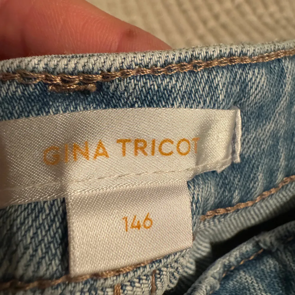 Ett par blå jeans från Gina Tricot i storlek 146. Byxorna har en klassisk design med raka ben och är tillverkade i ett slitstarkt denimtyg.. Jeans & Byxor.